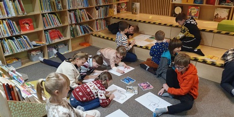 Powiększ grafikę: Dzieci z klasy 2 biorą udział w zajęciach w bibliotece