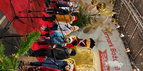 Powiększ grafikę: 1b-na-scenie-jarmarku-bozonarodzeniowego-w-gdansku-665350.jpg