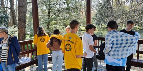 Powiększ grafikę: grupa uczniów w   koszulkach akcji Pola Nadziei