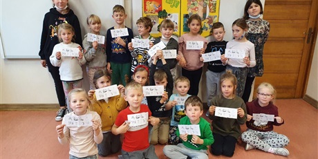Powiększ grafikę: Wspólne zdjęcie dzieci kl. 1 B, z uczennicami z Koła Miłośników Książki.