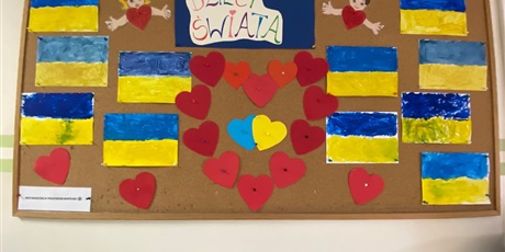 Powiększ grafikę: zdjęcie przedstawia flagi Ukraińskie i serduszka zrobione przez uczniów