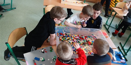 Powiększ grafikę: dzieci bawią się klockami lego
