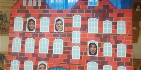 Powiększ grafikę: makieta szkoły a w oknach twarze uczniów