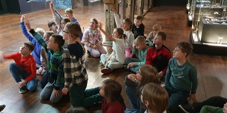 Powiększ grafikę: Grupa dzieci bierze udział w zajęciach w muzeum