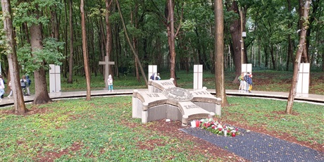 Powiększ grafikę: Klasy II i III pod pomnikiem na Westerplatte
