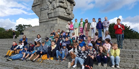 Powiększ grafikę: Klasy II i III pod pomnikiem na Westerplatte