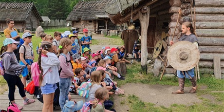 Powiększ grafikę: Grupa dzieci przed chatą w Sławutowie