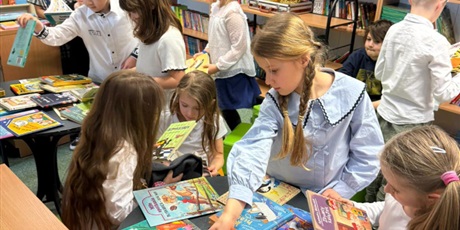 Powiększ grafikę: pierwszoklasisci-czytelnikami-685032.jpg