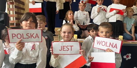 Powiększ grafikę: swieto-niepodleglosci-w-naszej-szkole-655165.jpg
