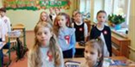 Powiększ grafikę: Grupa dzieci ubrana na galowo śpiewa "Mazurka Dąbrowskiego"