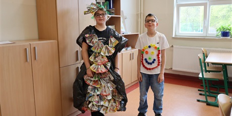 Powiększ grafikę: dwoje uczniów w strojach z recyklingu
