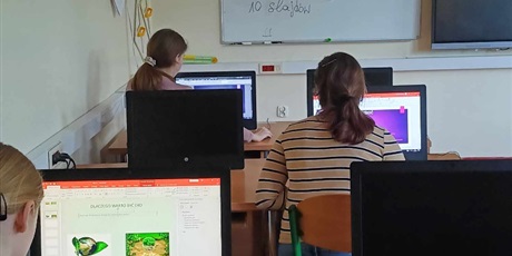 Powiększ grafikę: uczniowie przygotowują prezentacje na komputerach