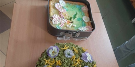 Powiększ grafikę: zdjecie przedstawia ciasta konkursowe w wiosennej dekoracji.